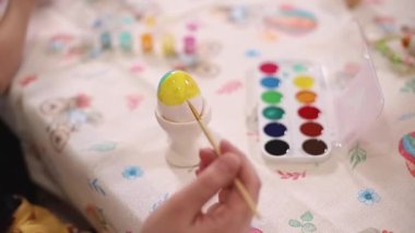 Dişilerin Paskalya yumurtasını eline alıp bir film çekmelerini sağla. Yumurtaya basan ve Paskalya için hazırlanan kadın.