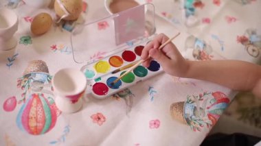 Boya için fırça kullanan çocukların el manzarası. Paskalya havası