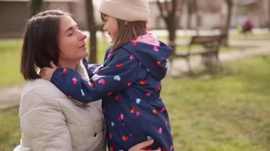 Anne ve kızı Qurantine sırasında parkta yürüyorlar. Mutlu aile nefesi Temiz hava