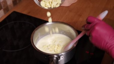 Kadın pasta için krema yapıyor. Geleneksel ev yapımı çikolatalı pasta yapma süreci. Erimiş Whit eko-çikolatası.