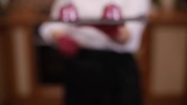 Profesyonel kadın pastacı tepside tatlı getirir. Mutfak, pişirme konsepti. Kadınların elleri odaklanır.