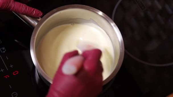 여자가 케이크를 만들고 있어. 전통적 인 초콜릿 수제 케이크를 집에서 만드는 과정. 녹은 향내를 내뿜는 여성의 근접 사진 — 비디오