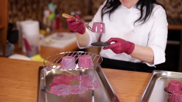 Kvinnlig konditor i vit kittel dekorerad dessert på kök — Stockvideo