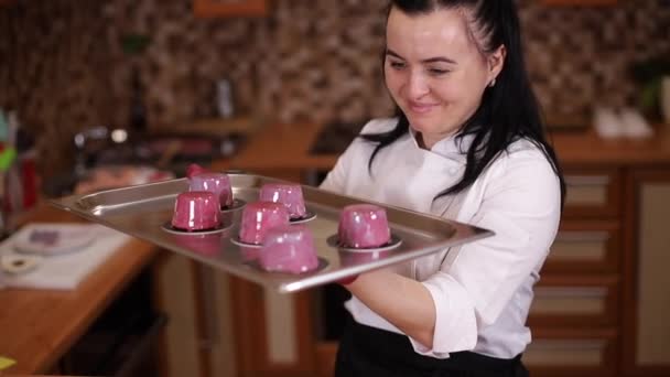 Professionele vrouwelijke banketbakker maakt dessert. De vrouw kookt in de keuken. Proces van het maken van helder glazuur thuis. Culinair bakconcept — Stockvideo