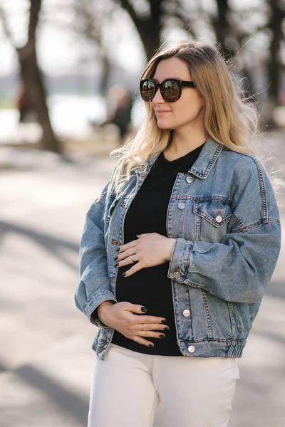 Jeune femme enceinte marchant dehors pendant la quarantaine. Attrayant future mère en lunettes de soleil passé du temps sur l'air frais — Photo