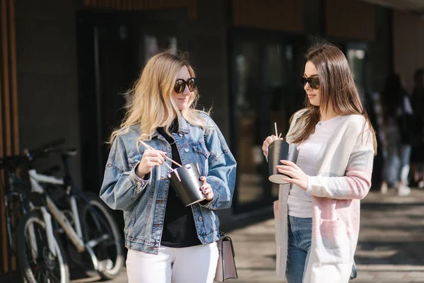 Vrouwelijke vrienden kopen Aziatisch eten. Meisjes openen dozen en gebruiken voedselsticks. Afhaalmaaltijden concentraat — Stockfoto