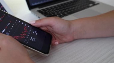 Çevrimiçi ticaret yoluyla para kazanan bir kadın. Monitör için bilgisayar, tablet ve telefon kullanan adam kripto para birimini arttırıyor. Konut kredisi, yatırım, ekonomi, tasarruf parası veya sigorta kavramı