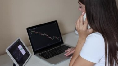 İş kadını tüccarları evde bilgisayar tableti ve telefon kullanarak çalışır. Grafik üzerinde kadın analizi büyüme eğilimi yabancı borsa döviz borsası kripto para birimi öngörüyor. Merkez Ofis