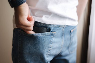 Arka cepten cüzdan alan adamın görüntüsü