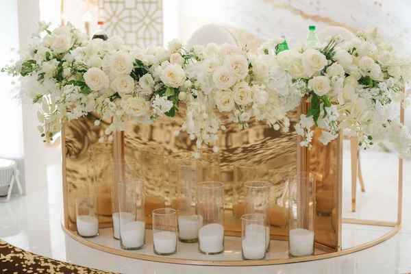 Hermosa decoración floral blanca y verde en mesa de bodas en restauratnt —  Fotos de Stock