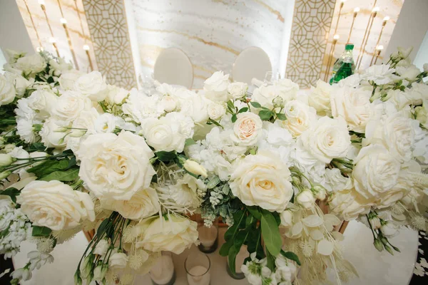 Bella decorazione floreale bianca e verde sulla tavola nuziale in restauratnt — Foto Stock
