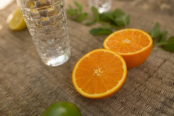 얼음이 담긴 키큰 컵의 물. 싱거운 오렌지, 레몬, 라임. 닫아 — 스톡 사진