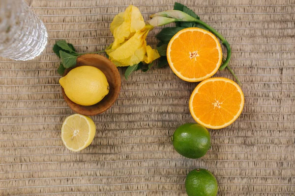야외 식탁에 놓인 신선 한 과일들의 맨 위 사진. 레몬 과 오렌지를 곁들인 레몬. 식량 개념. 원문을 위한 위치 — 스톡 사진
