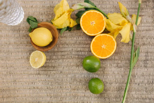 야외 식탁에 놓인 신선 한 과일들의 맨 위 사진. 레몬 과 오렌지를 곁들인 레몬. 식량 개념 — 스톡 사진
