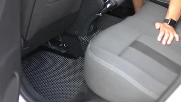 Close-up de homem usando aspirador portátil no carro. Limpeza interior do carro. Tapete de aspiração masculino. Remoção de poeira e sujeira — Vídeo de Stock
