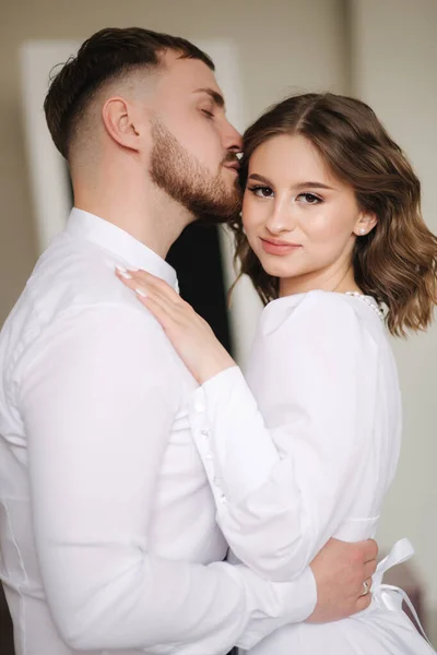 Porträt eines schönen Paares beim Küssen. Mann und Frau im Atelier. Frischvermählte verbringen Zeit miteinander — Stockfoto