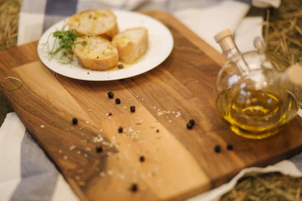 Concepto de desayuno vegano saludable. Pan integral con aceite de oliva. Baguette en rodajas sobre mesa de madera. Heno — Foto de Stock