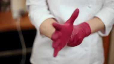 Profesyonel kadın pastacı pasta için krema yapıyor. Kadın mutfakta yemek pişiriyor. Evdeki jöleleri temizleme süreci. Aşçılık, pişirme konsepti