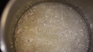 Pasta için krema iksiri. Erimiş şekerle demliği kapat. Boidel kremi