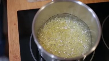 Pasta için krema iksiri. Erimiş şekerle demliği kapat. Boidel kremi