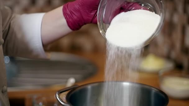 Confeiteiro feminino profissional está fazendo creme para bolo. Feminino está cozinhando na cozinha. Processo de fazer esmalte claro em casa. Culinária, conceito de cozimento — Vídeo de Stock