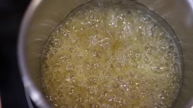 Pasta için krema iksiri. Erimiş şekerle demliği kapat. Boidel kremi