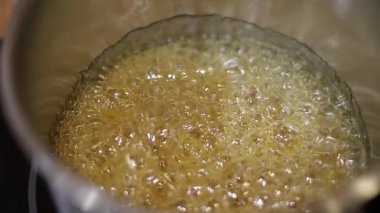 Pasta için krema iksiri. Erimiş şekerle demliği kapat. Boidel kremi