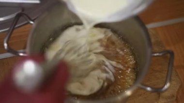 Profesyonel kadın pastacı pasta için krema yapıyor. Kadın mutfakta yemek pişiriyor. Evdeki jöleleri temizleme süreci. Aşçılık, pişirme konsepti
