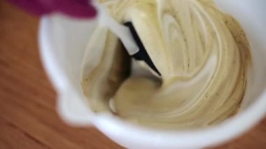 Profesyonel kadın pastacı pasta için krema yapıyor. Kadın mutfakta yemek pişiriyor. Evdeki jöleleri temizleme süreci. Aşçılık, pişirme konsepti