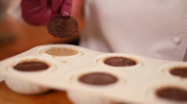 Mutfakta desetr yapan profesyonel şekerleme iksiri. Kadın dondurmak için konteynıra krema döküyor.