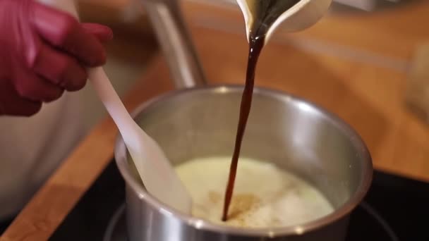 Confiseur professionnel féminin fait de la crème pour gâteau. Femme cuisine dans la cuisine. Processus de fabrication de glaçure claire à la maison. Concept culinaire, cuisson — Video