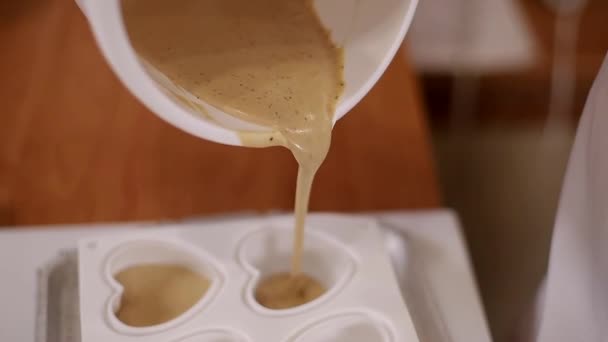 Pocess professioneller Konditor macht Dessetr in der Küche. Frau gießt Creme zum Einfrieren in Container — Stockvideo