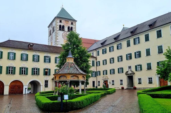 Güney Tyrol, İtalya 'daki Augustinian Novacella Manastırı' nın avlusunda zarif bir çardak manzarası