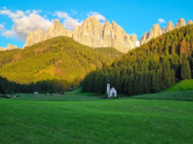 Odle 'ın ve Ranui' deki ünlü Aziz John Şapeli 'nin günbatımının başında görüntüsü. Funes Valley, Dolomitler, İtalya