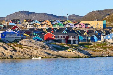 Grönland 'ın en önemli turizm merkezlerinden biri olan Arktik Ilulissat kasabasındaki tipik çok renkli evlerin deniz manzarası