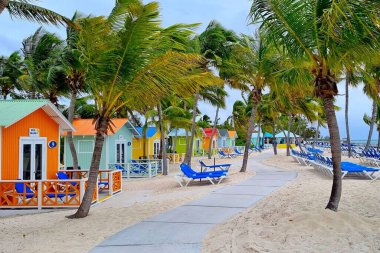 Prenses Cays, Bahamalar - 17 Kasım 2021: Özel tatil beldesindeki Atlantik Okyanusu kıyısındaki bungalovlar