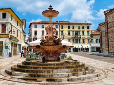 Bassano-del-Grappa, İtalya - 17 Haziran 2024: Tarihi kent merkezinde Piazza Garibaldi 'de neo-barok tarzında kırmızı ve pembe Verona mermer Antik Çeşmesi Bonaguro