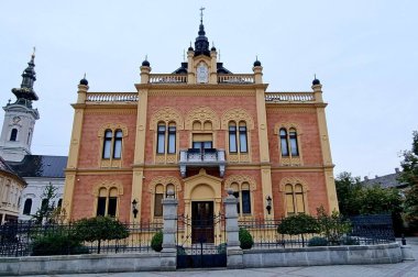 Novi Sad, Sırbistan - 15 Ekim 2023: Piskopos Sarayı 'nın güzel tarihi binası ve Neo-Rönesans ve Gotik unsurların karışımı