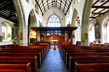 Fowey, Cornwall, İngiltere - 15 Nisan 2024: Saf ve zarif tavanlı antik bir Anglikan kilisesi