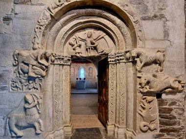 İtalya 'nın Güney Tyrol kentindeki ortaçağ Tyrol şatosundaki Aziz Pancratius Şapeli' nin Roma mermer kapısı.