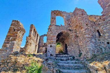 Yunanistan 'ın Mora kentindeki terk edilmiş ortaçağ hayalet kasabası Mystras' ın güçlendirilmesinin resimli kalıntıları