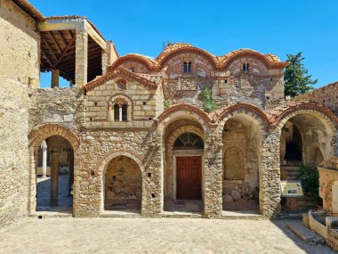 Yunanistan 'ın Peloponnese kentindeki terk edilmiş ortaçağ hayalet kasabası Mystras' taki Saint Demetrius Kilisesi 'nin batı cephesine bakın.