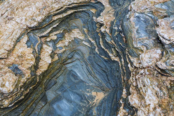 Färgade granit och glimmerskiffer bergväggen — Stockfoto