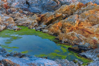 Renkli granit ve şist kaya yüzüne