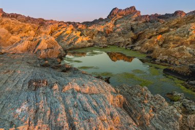 Renkli granit ve şist kaya yüzüne