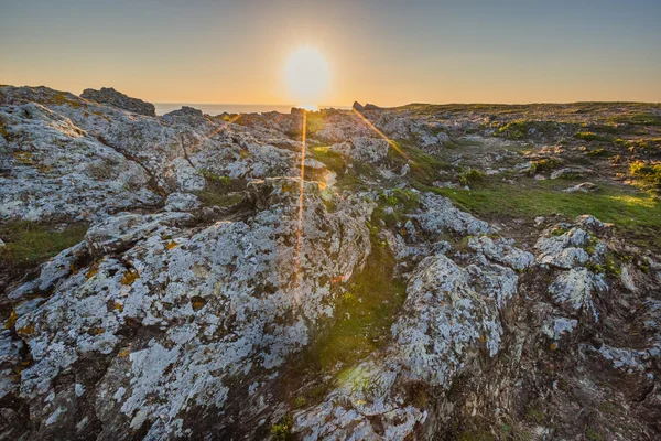 Pôr do sol no granito colorido e rosto de rocha xistosa — Fotografia de Stock