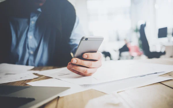 Affärsman med hjälp av smartphone. — Stockfoto