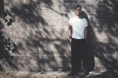 Sakallı adam dövme ile