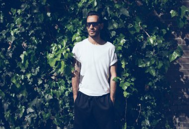 Sakallı adam dövme ile