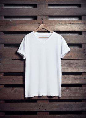 Beyaz t-shirt asılı